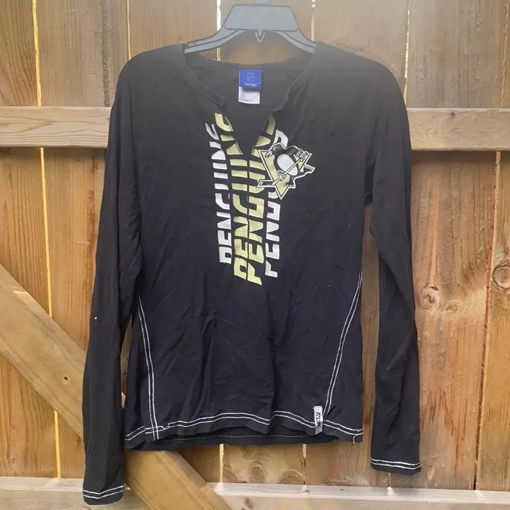 Penguins long sleeve tee sz. L